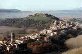 Vista general d'Hostalric amb les muralles, torres i castell. Foto: Ajuntament d'Hostalric