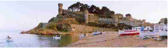 Vista general de la platja, muralles i torre de Joans. Foto: Ajuntament de Tossa