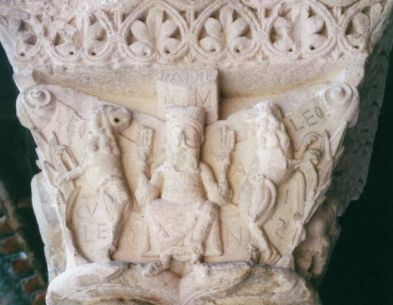 Daniel en el foso de los leones. Claustro de la iglesia de San Pedro de Moissac (Francia). Siglo XI.