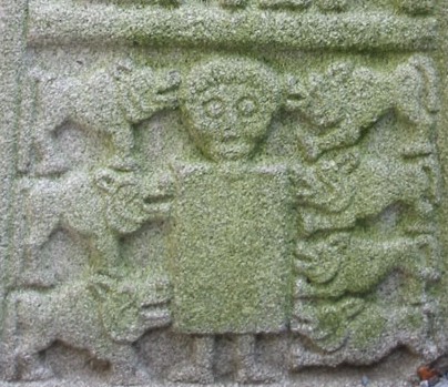 Daniel en el foso de los leones. Cruz de Moon (Irlanda). Siglo VIII.