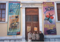 Les protagonistes, envoltades de cartells alusius al festival
