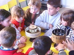 Alumnes del CEIP de Bordils fent treball d'imatge