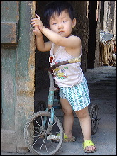 Niño chinito en una calle