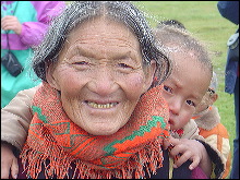 mujer y niño de etnia tibetana