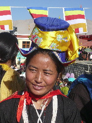 Mujer vestida con el traje tradicional en Leh