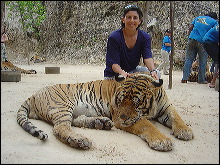 Trini con un gato algo grandecito