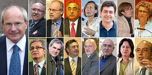 El president José Montilla i els seus consellers. A la primera fila (d'esquerra a dreta): Carod-Rovira, vicepresident; Castells, Economia; Nadal, Política Territorial; Tura, Justícia; Llena, Agricultura; Serna, Treball; i Geli, Salut. A la segona fila: Saura, Interior; Maragall, Educació; Puigcercós, Governació; Huguet, Indústria; Tresserras, Cultura; Capdevila, Benestar, i Baltasar, Medi Ambient.