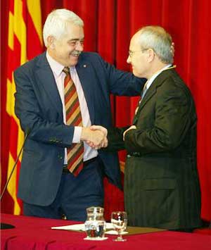Montilla rep la felicitació de Montilla després de prendre possessió del càrrec.  Foto:  J. CARBÓ