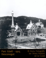 1915: els pavellons d'entrada, i la casa de Gaudí al fons a la dreta.