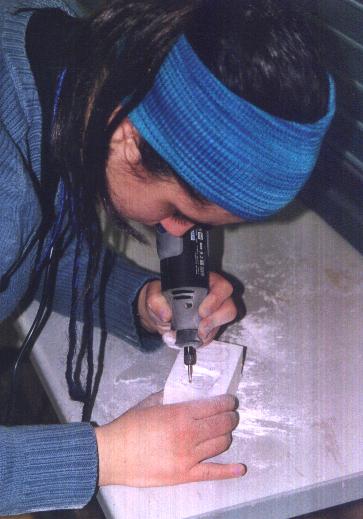Vaciando el molde con la DREMEL.