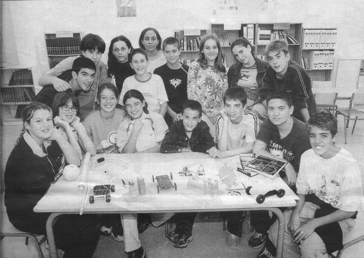 La vintena d'alumnes que intervenen en set projectes amb prototipus i treballs anteriors, ahir al mati a la biblioteca del centre.