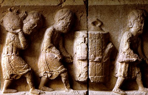 Girona. Relleu amb portadors d'aigua. Claustre de la catedral. Segle XII.