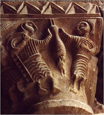 Santa Maria de l'Estany. Capitell amb dos personatges escorxant un xai. Segle XII. Foto (T.Vinyoles).