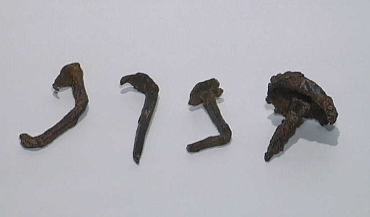 Claus. Fabregada (Pallars Juss�). Segle XII. Excavacions dirigides per M.Sancho. Dept.Hist�ria Medieval. Foto (X.Xort�)