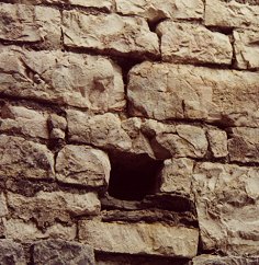Castell de Mur. Detall d'un dels forats que desguassen. Foto (E.Biosca).