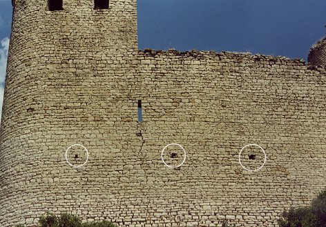Castell de Mur. Fragment del mur est on es poden veure els forats que desguassen la sala. Foto (E.Biosca).