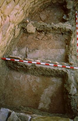 Castell de Mur. Restes dels graners del sector de les cavallerisses. Excavaci� dirigida per M.Sancho. Foto (M.Sancho).