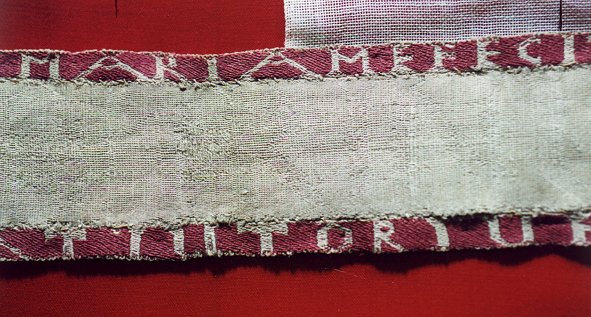 Girona. Sant Feliu. Fragment de l'estola de Sant Narcs amb la inscripci en llat: Maria me fecit. Segle X.