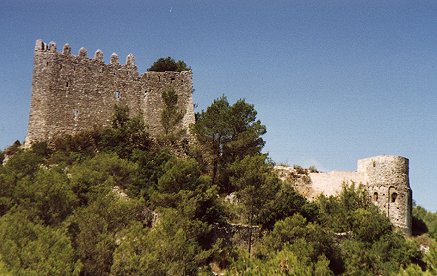Castell de Marmellar (Baix Pened�s). A la dreta del castell es pot veure l'absis de la capella castral. Segle XII. Foto (X.Xort�).