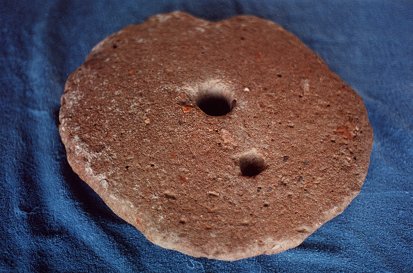 Pedra de mol�. Castell de Mur. Excavacions dirigides per M. Sancho. Foto. E. Biosca