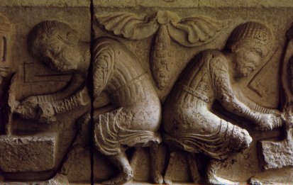 Girona. Relleu del claustre de la catedral de Girona que representa uns picapedrers. Segle XII.