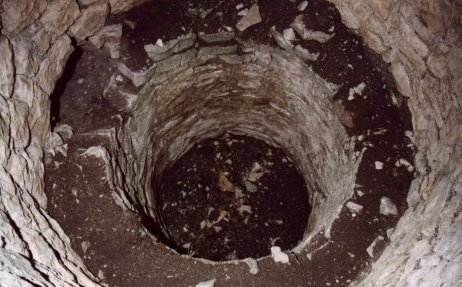 Castell de Mur. Els dos pisos inferiors de la torre. Excavació dirigida per M.Sancho. Foto (X.Xortó).