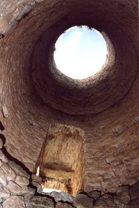 Castell de Mur. Estat actual de l'interior de la torre mestra. En primer pla hi ha l'obertura de la porta d'accs. Es pot veure tamb que la coberta ha desaparegut. Foto (X.Xort).