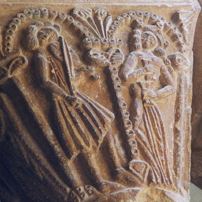 Santa Maria de l'Estany. Capitell amb m�sic i joglaressa. Segle XII. Foto (X.Xort�).