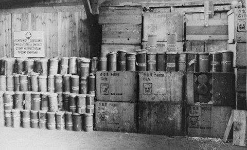 bidons de ZYKLON-B trobats al camp de Majdanek holocausto38.jpg