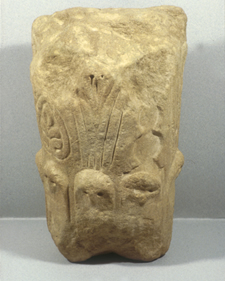 Capitell de pedra sorrenca amb decoració vegetal. Medina Larida. 1050/1099. Fotografia: Servei de Reproducció d'Imatge UdL. Xavier Goñi.