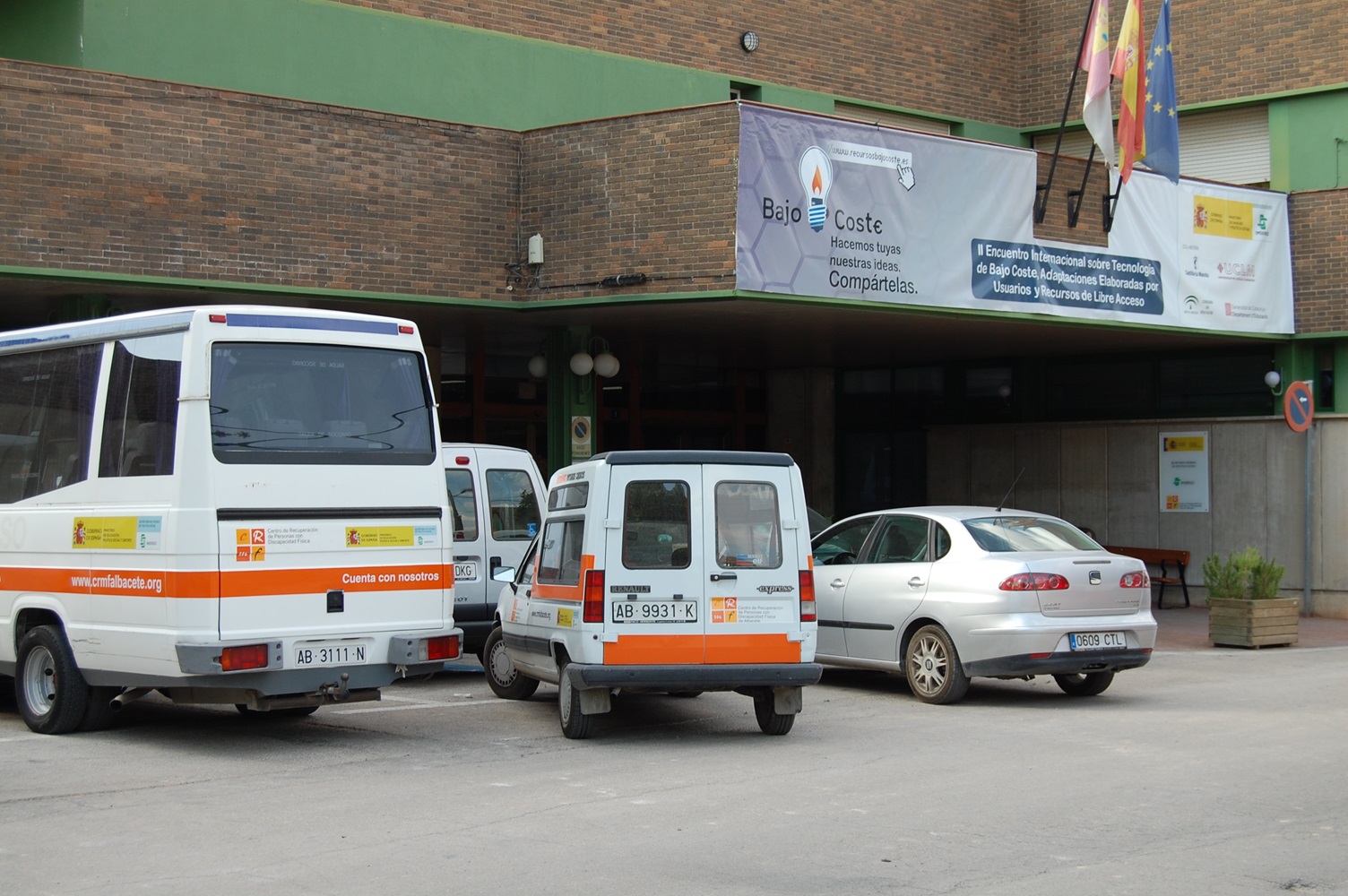 Fotografia con la entrada de la entrada del CRMF de Albacete con la pancarta anunciando el II encuentro internacional sobre tecnologa de Bajo Coste. Adaptaciones elaboradas por usuarios y recursos de libre acceso