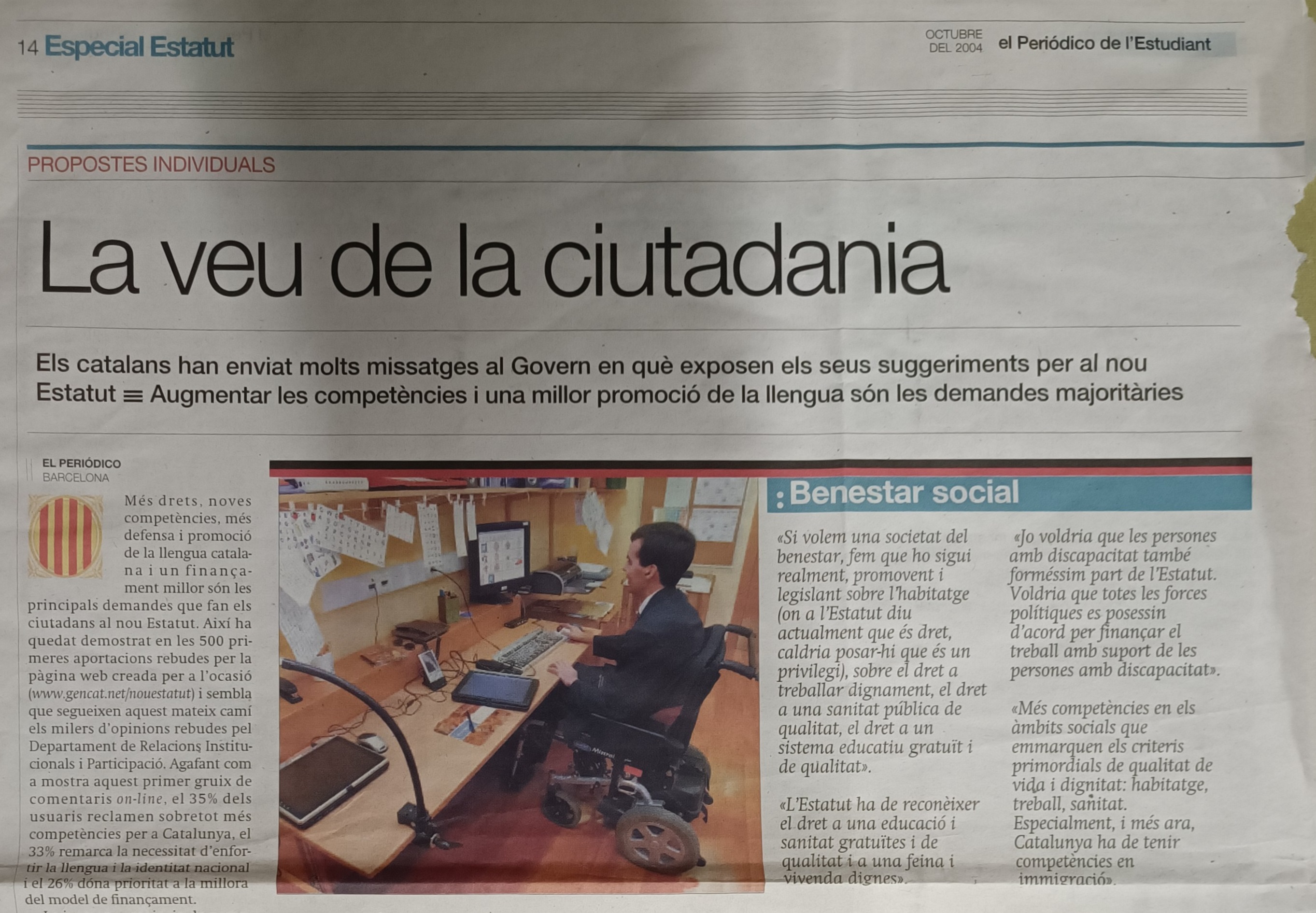 Escanner de una pgina de una edici especial del Pas donde hay una fotografa de Joaqun (EPD) frente a una pantalla de ordenador mostrando una pantalla de un comunicador realizado con el programa Plaphoons