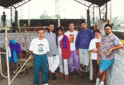 El grup es refugia dins de l'edifici quasi acabat