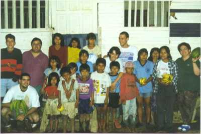 grup Equador '97 amb els nens del poblat