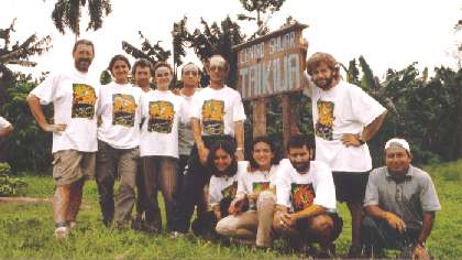 El grup davant del poblat