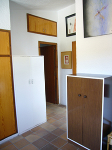 Un coin de la chambre � coucher. Au fond la porte de la salle de bain