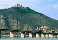 Franja de Ponent. Castell de Mequinensa amb l'Ebre als peus.