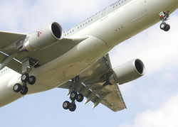Trenes de aterrizaje principal y de nariz de un Airbus A330 de Qatar Airways
