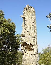 L'única torre que resta del castell de Montmajor. Actualment només queden escassos vestigis dels antics castells de Guillem de Berguedà.
