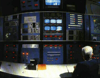 Sala de control del reactor d'una central nuclear. Les mesures de seguretat i control a les centrals sn extremes.