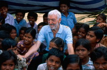 Fotografia de Vicenç Ferrer amb nens d'Anantapur