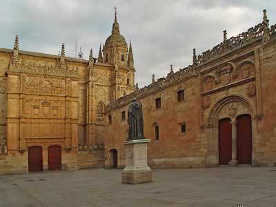 Façana i estatua de Fray Luis de Leon