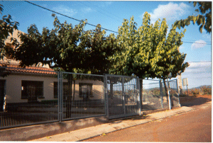 L'entrada gran de l'escola i les vinyes al fons.