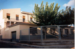 L'escola amb la Casa de la Vila al darrera.