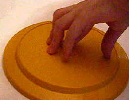 Dibujamos en un papel el contorno de plato